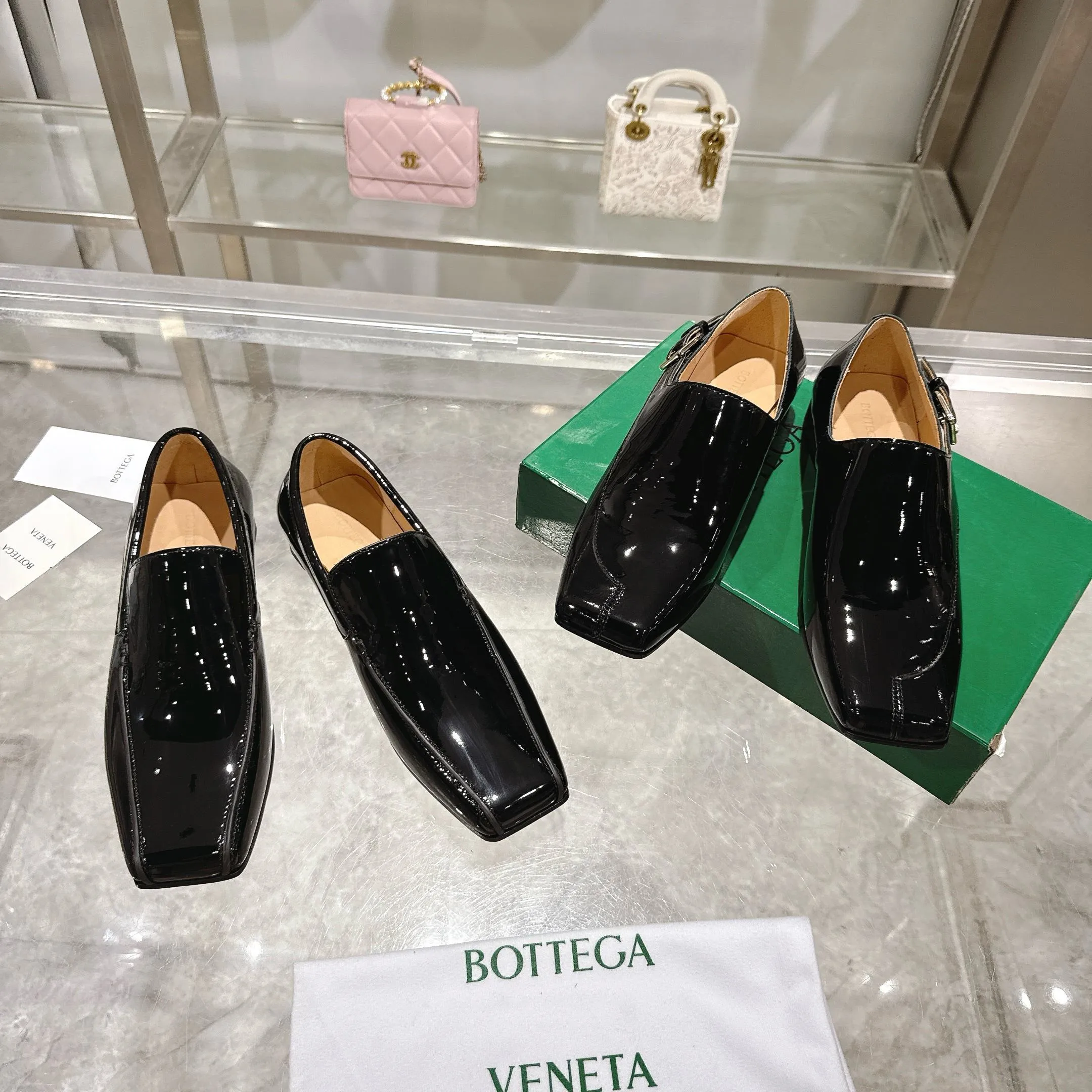 [BV] Top P: 860💰 Couple model, Size: Women 35-39, Men 39--44 (Female 40.41. Men 38. 45, non-refundable) Bottega Veneta 2025 Autumn Counter Synchronous Couple Model Bottega Veneta square-toe low-heeled shoes woven from mixed-breed sheep! Patent leather matching! Low-key luxury and solid color! Leather outsole! [Rose][Rose]! Purely hand-woven and operated, the original board is reproduced one-to-one! quality assurance!